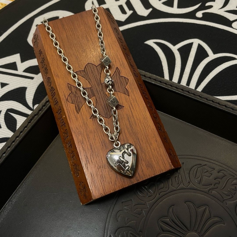 Ch*0me He**ts necklaces